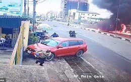 Clip khoảnh khắc máy bay lao đầu xuống đường và bốc cháy