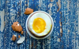 Trào lưu luộc trứng khiến trứng "phát nổ", nguy cơ gây bỏng mặt, hỏng mắt