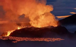Núi lửa mới phun trào của Iceland hiện đang phun lốc xoáy