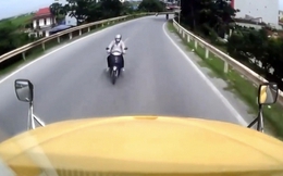 Clip TNGT: Tài xế công-ten-nơ đen đủi nhất năm với pha tai nạn không thể lý giải
