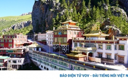 Độc đáo ngôi chùa Tạng cheo leo trên vách núi ở Thanh Hải (Trung Quốc)
