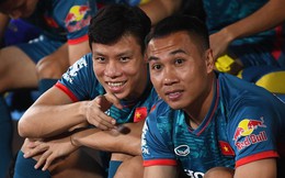 Tuyển thủ Việt Nam tươi cười rạng rỡ ngày trở lại SVĐ Thiên Trường