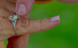 Mang nhẫn mẹ gói trong chiếc tất chân đi thẩm định, người phụ nữ ngỡ ngàng khi chuyên gia nói giá trị