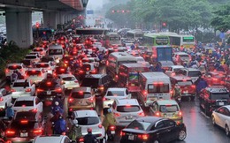 Mưa từ sáng sớm, đường tắc, dân công sở chật vật 'tìm lối' tới cơ quan