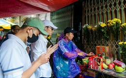 Người dân đội mưa tới thắp hương tưởng niệm các nạn nhân vụ cháy chung cư mini