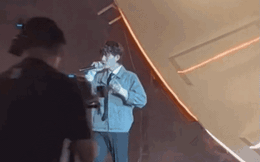 Nói không thương mại nhưng Jack đã mang ca khúc có hình ảnh Messi đi diễn, còn chiếu cả MV