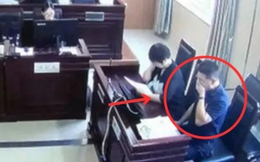 Đang trong phiên toà xét xử, người đàn ông đột nhiên cầm bằng chứng bỏ vào mồm khiến ai cũng bàng hoàng