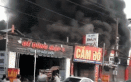 Cửa hàng xe máy bốc cháy dữ dội, cả trăm xe bị thiêu rụi