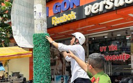 Phạt chủ nhà trọ dán quảng cáo lên những cột điện quấn thảm cỏ nhựa ở TP.HCM