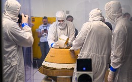 NASA vừa lấy "kho báu" vũ trụ lập tức mang vào phòng vô trùng: "Tôi đã khóc"