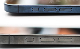 iPhone 15 Pro gặp hiện tượng kỳ lạ: Cứ chạm tay vào là đổi màu sắc - Đang trắng bạc biến thành xanh dương!