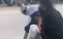 Lớp trưởng bị đánh dã man vì báo cáo cô giáo có hai người lạ trong lớp