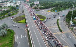Người nghỉ lễ quay lại TP HCM, giao thông ùn tắc nhiều nơi
