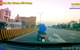 Xe máy sang đường bất chấp, ô tô phanh 'cháy lốp'