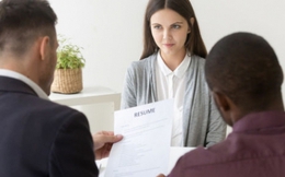 Sếp hỏi “cái gì thuộc về bạn nhưng người khác có thể tuỳ ý sử dụng?”: Nữ ứng viên EQ cao đưa đáp án bất ngờ