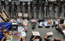 TG 24h qua ảnh: Cảnh sát Phillippines bình thản nhìn dân biểu tình phản đối Mỹ