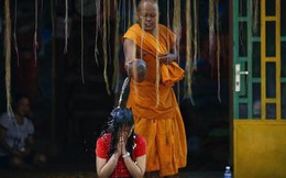TG 24h qua ảnh:  Nhà sư Campuchia dội nước cầu may cho thiếu nữ