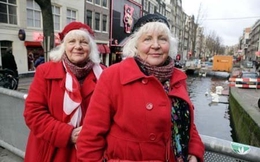 Cặp song sinh bán dâm lớn tuổi nhất Amsterdam "về hưu"