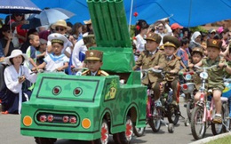 Triều Tiên cho 3.000 trẻ em duyệt binh mô hình