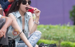 Bà Tưng mặc kín, thản nhiên ăn kem một mình giữa công viên