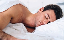 Nằm nghiêng khi ngủ dễ mắc bệnh "xoắn tinh hoàn"?
