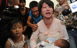 TG 24h qua ảnh: Nghẹn ngào giây phút mẹ 'giành' lại con trai từ tay mẹ mìn