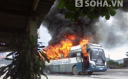 Nghệ An: Đang đi trên đường, xe khách bốc cháy dữ dội