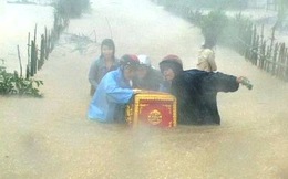 Đắng lòng hình ảnh di quan trong mưa lũ tại Quảng Bình
