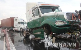 Xe container “đại náo”  cầu vượt bằng thép đầu tiên tại TP.HCM