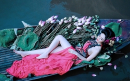 Julia Hồ "khoe thân" trắng ngần trên sông