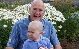 Cựu tổng thống Mỹ Bush cha cạo đầu ủng hộ bệnh nhi