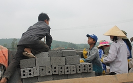 Xót lòng “phu gạch nhí” những ngày rét dưới 10 độ C