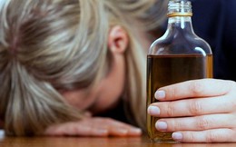 Đội "nữ tặc" chiếm cả toa tàu để ăn chơi đập phá