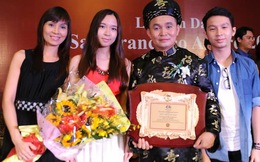 Con gái xinh đẹp của Xuân Hinh theo bố đi nhận giải thưởng lớn