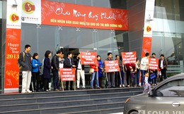 Khách hàng kéo băng rôn, khẩu hiệu phản đối Nam Cường