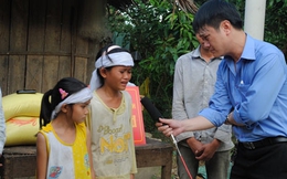Chuyện chưa kể về nhà báo khóc khi phỏng vấn các cháu bé mồ côi ở Hà Tĩnh