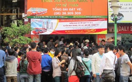 Hàng trăm người vất vả chen chân mua vé xe Tết