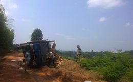 Nghệ An: Sa xuống vũng bùn, xe tải chổng vó giữa đường
