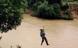 Đu cáp qua sông, đánh cược với thủy thần