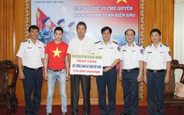Kevin Tuấn Hùng thay mặt kiều bào Đức trao quà cho cảnh sát biển