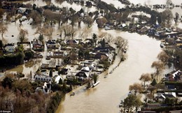 Chùm ảnh: Nước Anh trước và trong lũ lụt