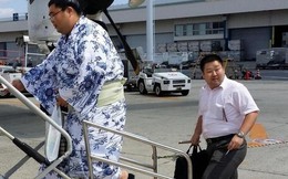 Choáng váng với cảnh các võ sĩ Sumo Nhật Bản đi máy bay