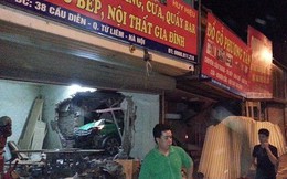 Hà Nội: Taxi đâm thủng nhà dân lúc nửa đêm