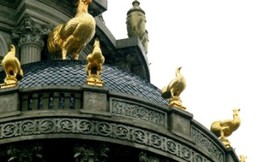 Tòa nhà có nóc gắn 6 con gà dát vàng của đại gia Cầu Giấy