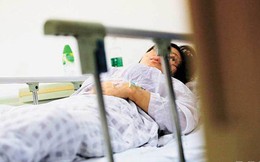 Mẹ 19 tuổi ném con vừa sinh từ tầng 6 xuống đất