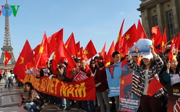 Biểu tình phản đối TQ ở Paris: Gặp lái xe của bà Nguyễn Thị Bình
