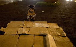 24h qua ảnh: Bé gái dùng bìa giấy làm giường ngủ ngoài trời