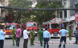 Quán cà phê bốc cháy dữ dội, công nhân chạy toán loạn