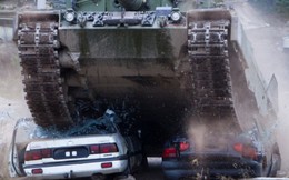 ẢNH ẤN TƯỢNG: Siêu tăng Leopard 2A4 nghiền nát cùng lúc 2 ô tô