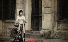 Nét hoài niệm của tà áo dài bên chiếc Mobylette cổ điển